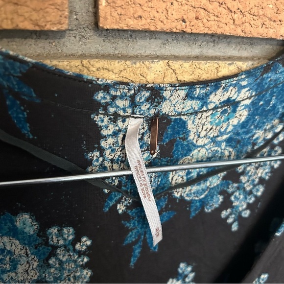 Free People Speak Easy Bell Sleeve Floral V Neck Tunic Top Women’s Size M - Picture 4 of 8